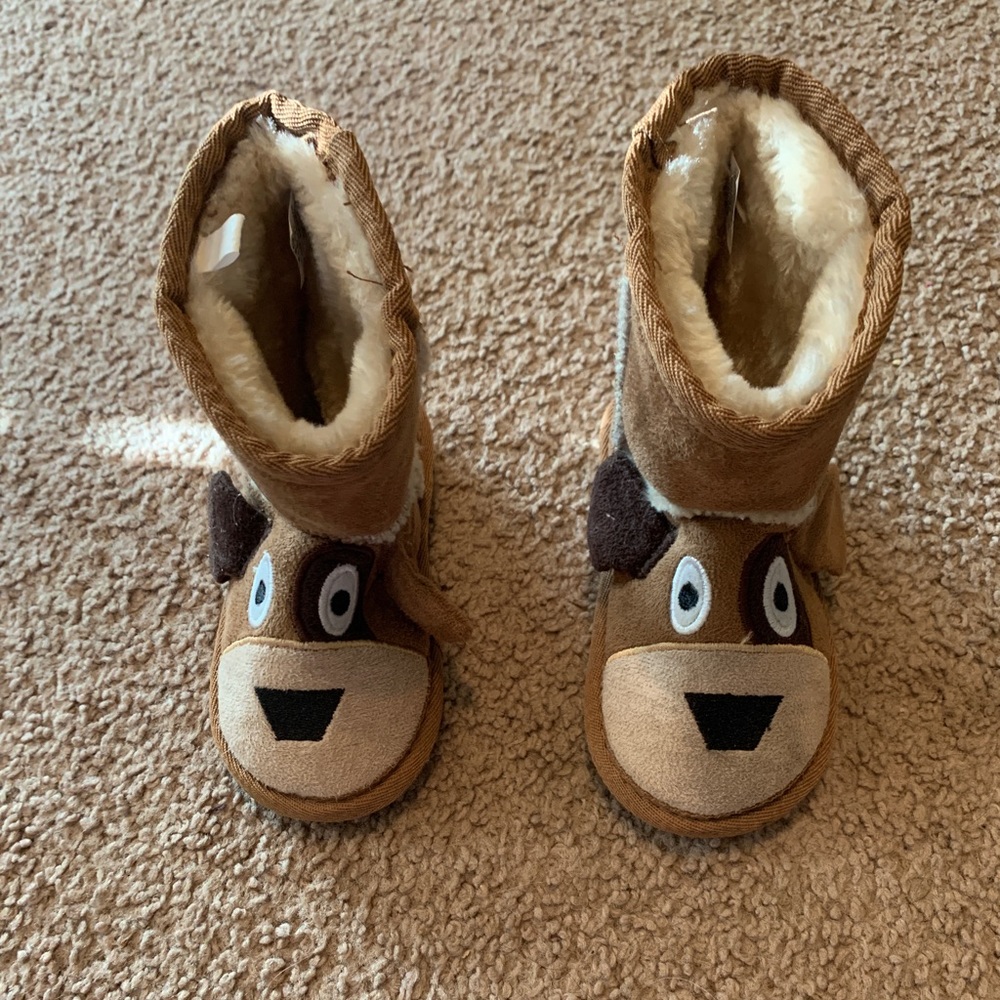 NWOT Lazy One boots size 4-5
